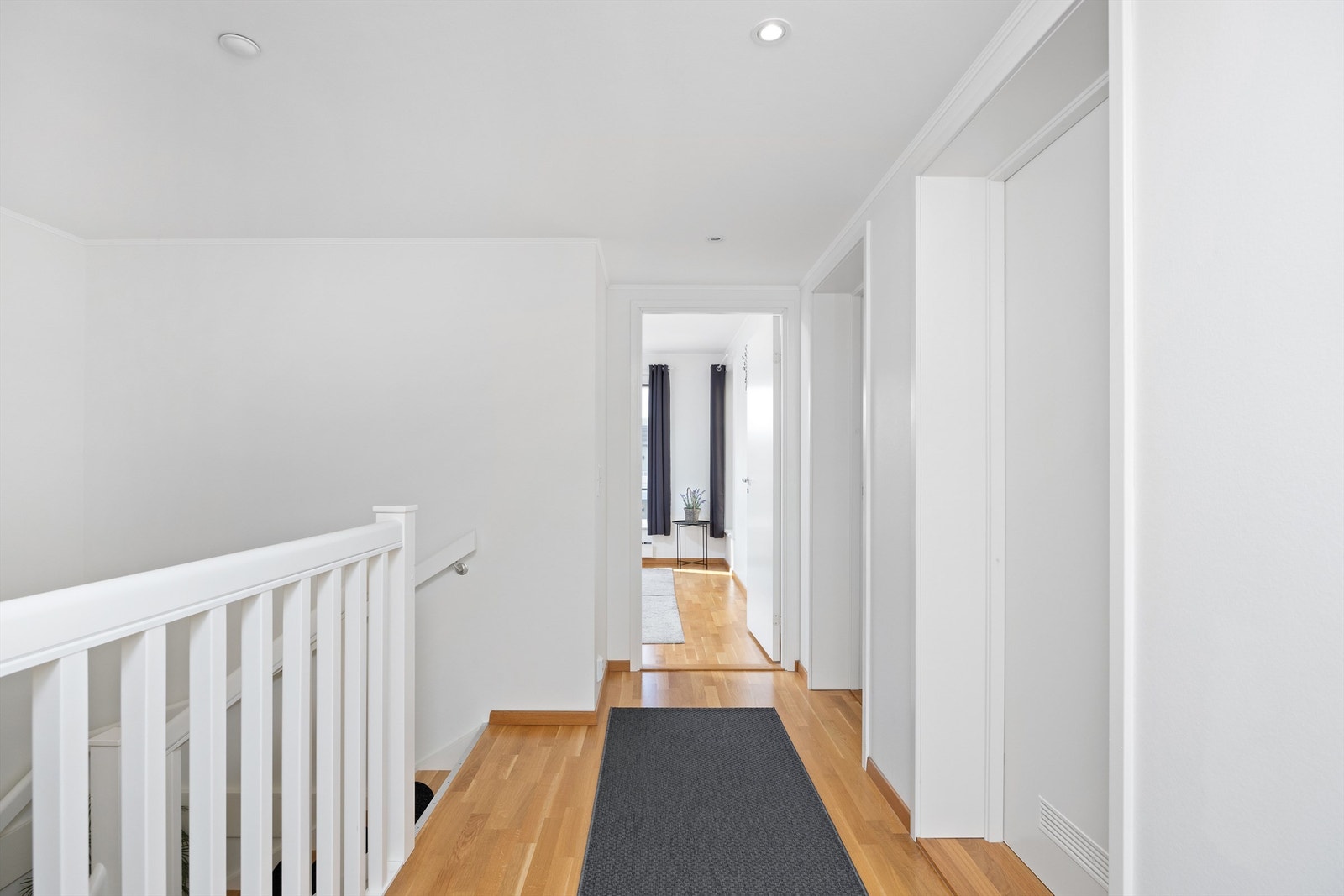 Etasjen har en sentral gang med adkomst til en praktisk innvendig bod og et nyttig bad nummer to Galleribilde