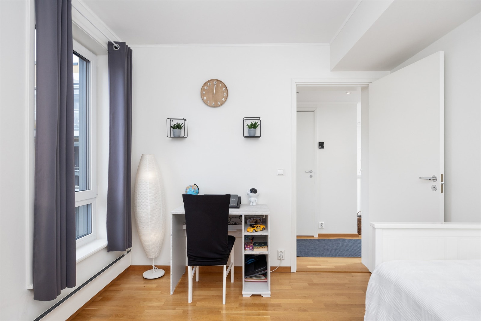 S O V E R O M IIII / B A R N E R O M: Lyst soverom med god plass til dobbeltseng, rikelig med oppbevaringsplass i garderobeskap, samt god plass til arbeidsbord. Parkett på gulv og lysmalte slett vegg- og takflater Galleribilde