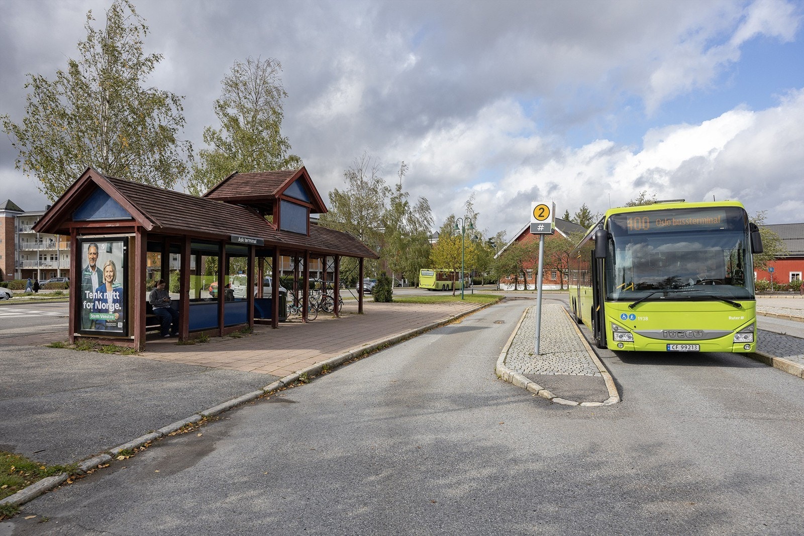 Ask bussterminal kun 2 min. gangavstand fra leiligheten - Følgende linjer er å finne her: 400, 400E, 405 og 410 Galleribilde