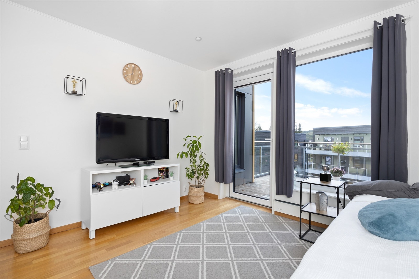 Fra soverommet er det utgang til en fantastisk solvennlig balkong på 11 m² - perfekt for en rolig kaffestund eller lune kvelder Galleribilde