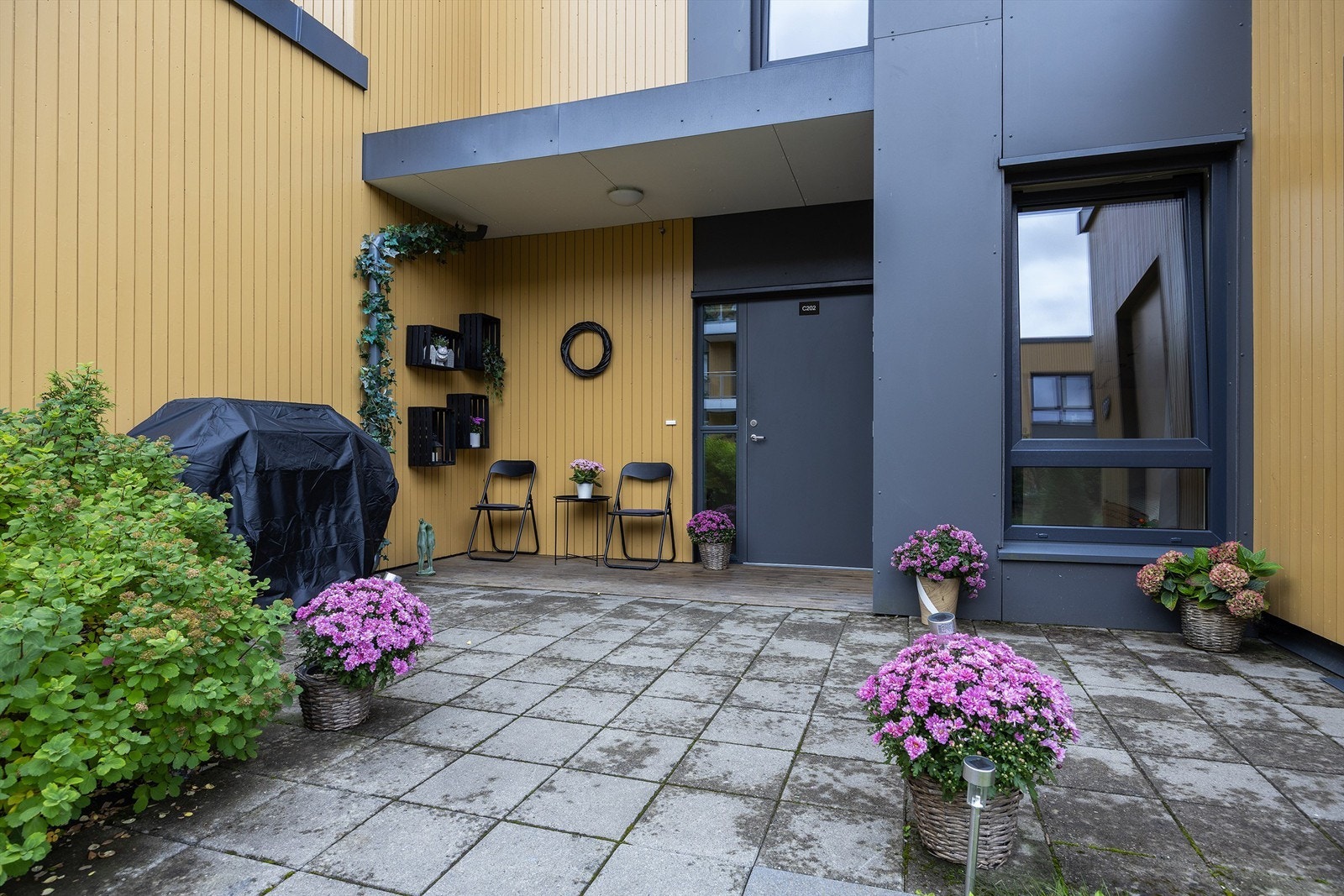 Innbydende inngangsparti med god plass til utemøbler, grill m.m. Galleribilde