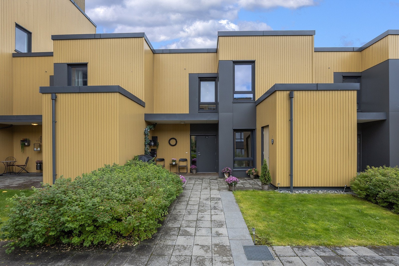 Utrolig hyggelig, trygt og barnevennlig gårdstun med moderne løsninger Galleribilde