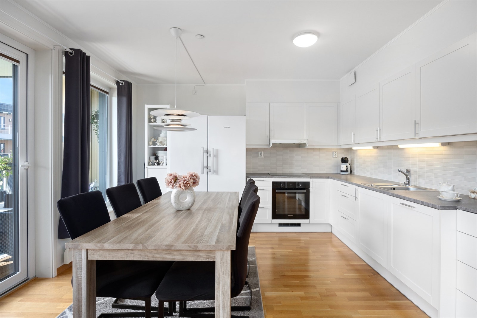 Kjøkkenet har en tidløs innredning med profilerte fronter og laminat benkeplate. Funksjonelle arbeidsflater og smarte oppbevaringsløsninger Galleribilde