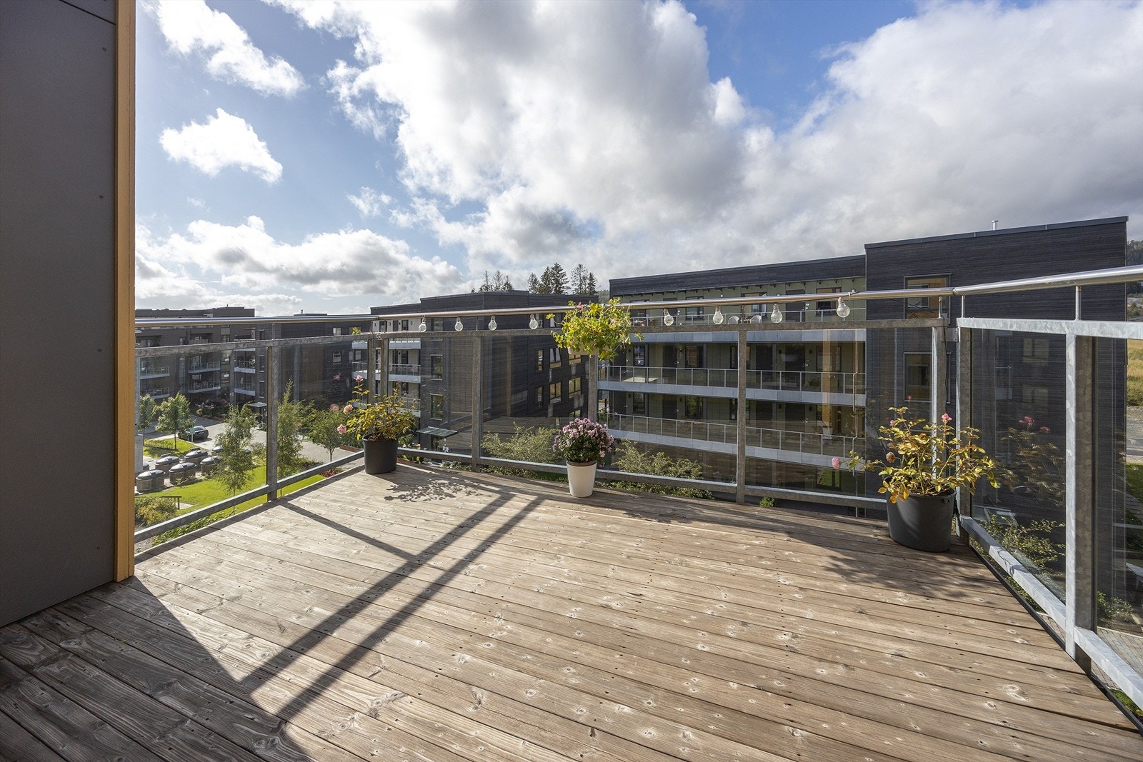 Koselig og delvis inntrykket balkong med flotte sol-/ og lysforhold i sydvestvendt retning Galleribilde