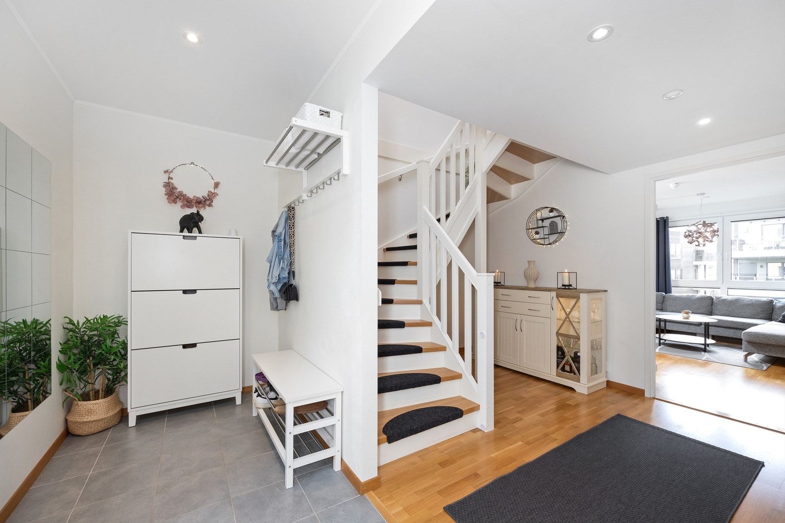 Lys og innbydende entré / gang som leder videre inn i en sosial stue- og kjøkkensone. I entreen er det god plass til oppbevaring av sko- og yttertøy Galleribilde