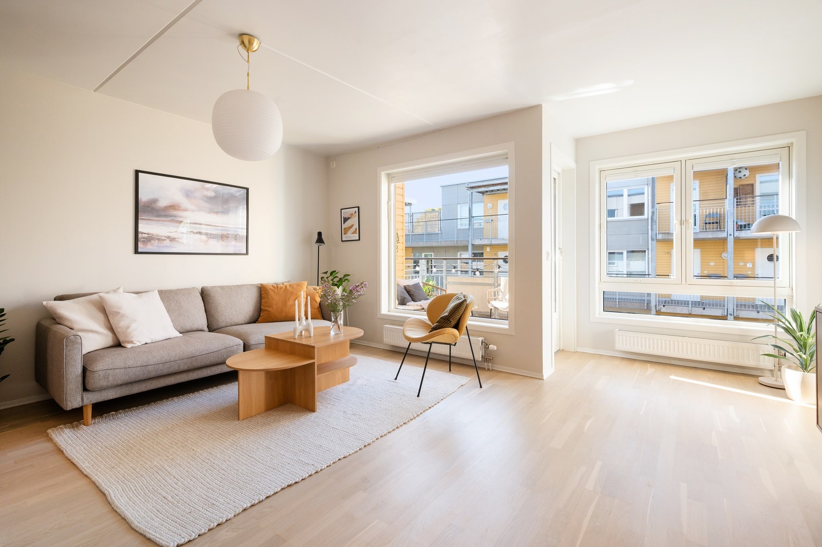 Her er det god plass til både sofagruppe og øvrig møblement. Overflatene er holdt i lyse nyanser som harmoniserer godt med den lekre parketten. Galleribilde