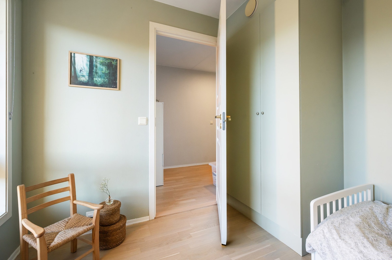 Plassbygde garderobeskap gir rikelig med oppbevaringsplass. Galleribilde