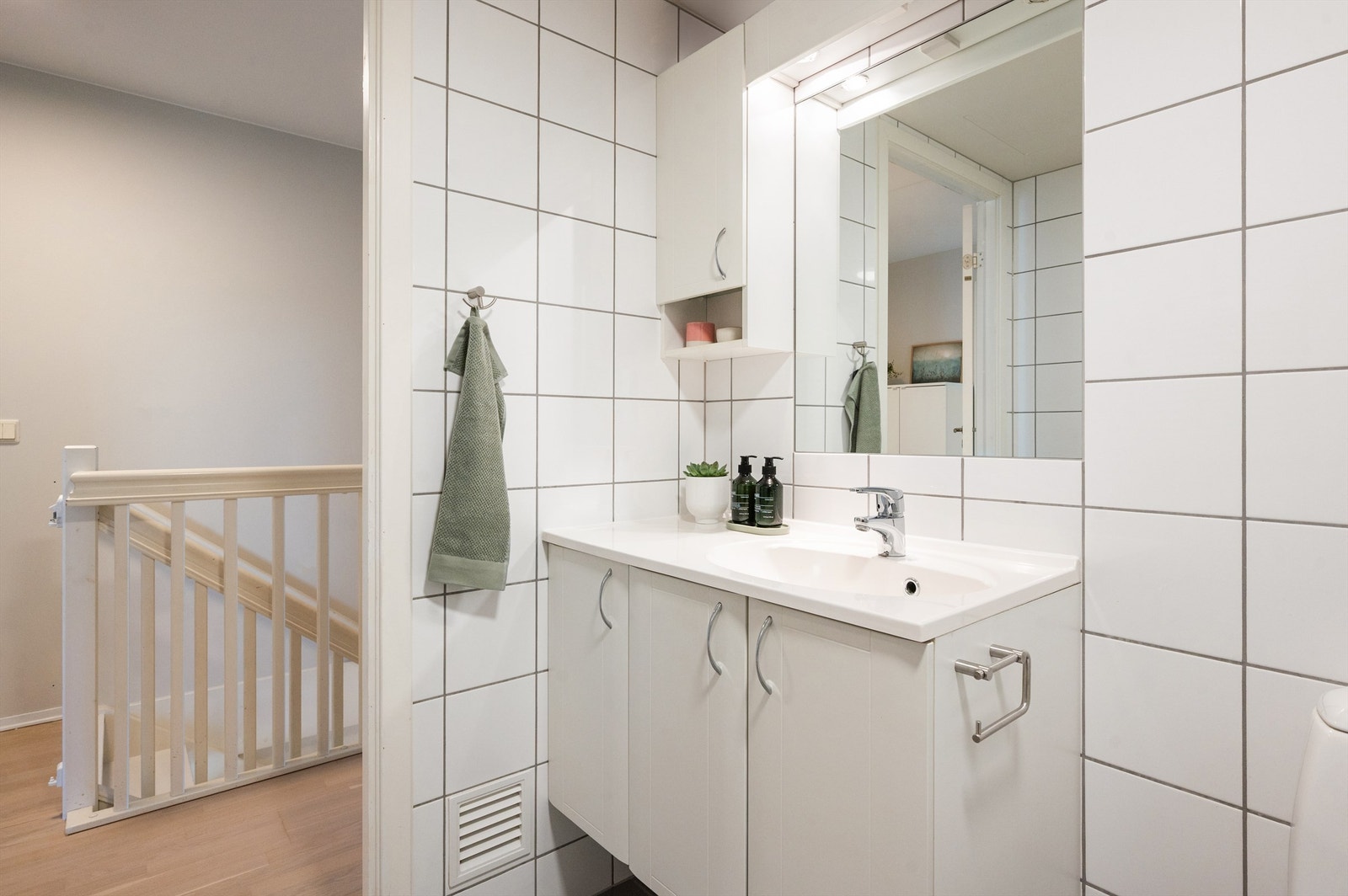 Baderomsinnredning med heldekkende servant og god oppbevaringsplass i skap. Galleribilde