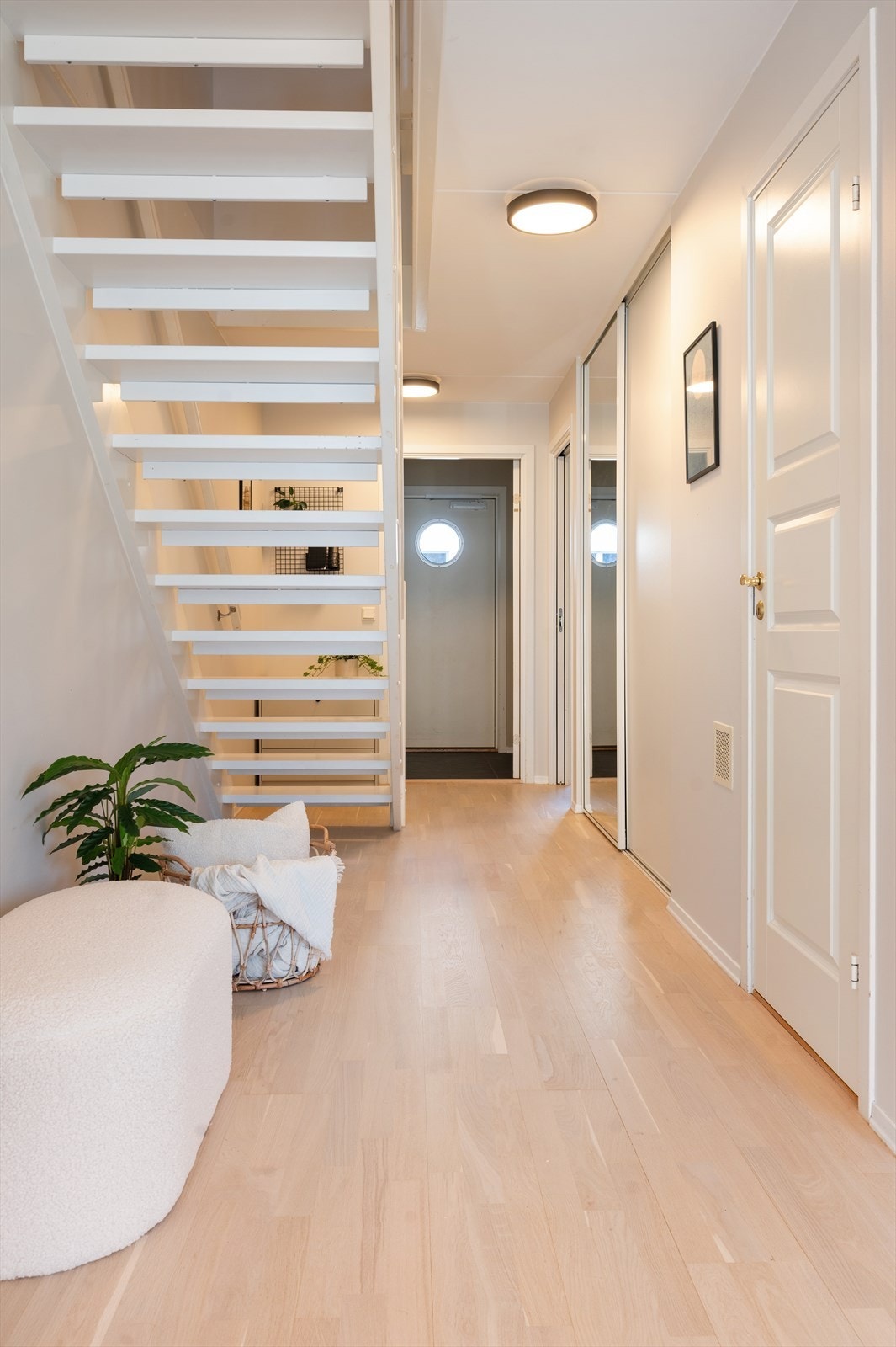 Hallen i første etasje har skyvedørsgarderobe for god oppbevaring. Galleribilde
