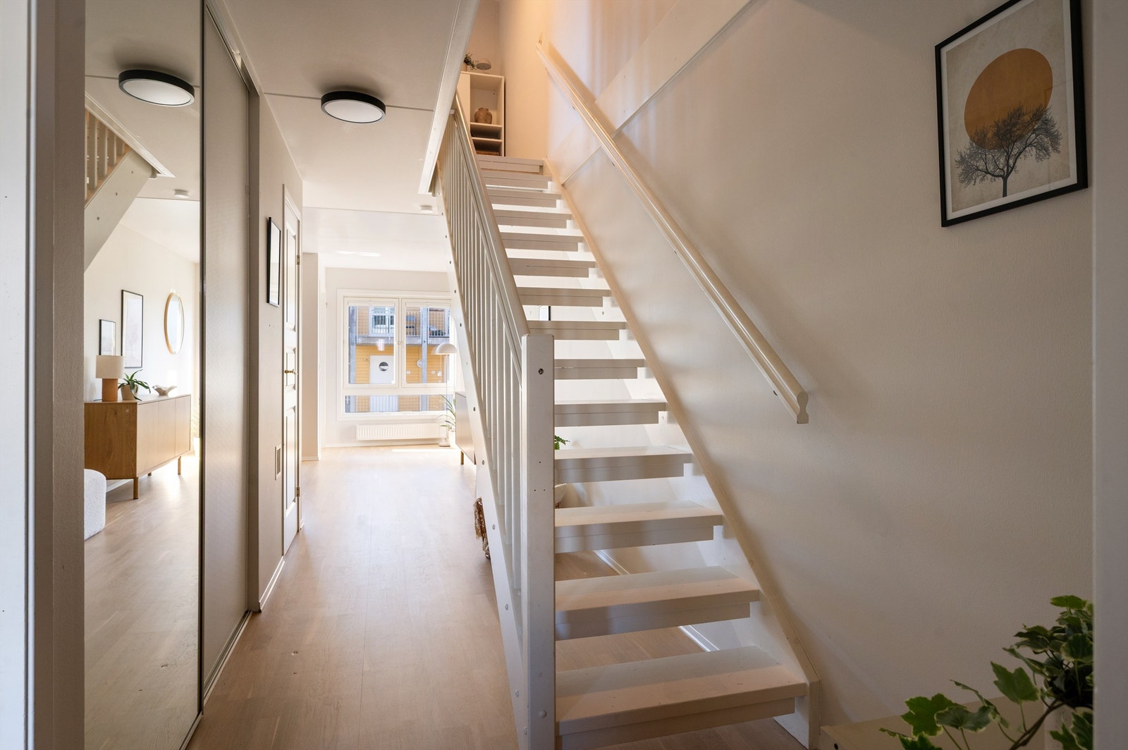 Den interne trappen leder opp til soveromsavdelingen i øverste etasje. Galleribilde