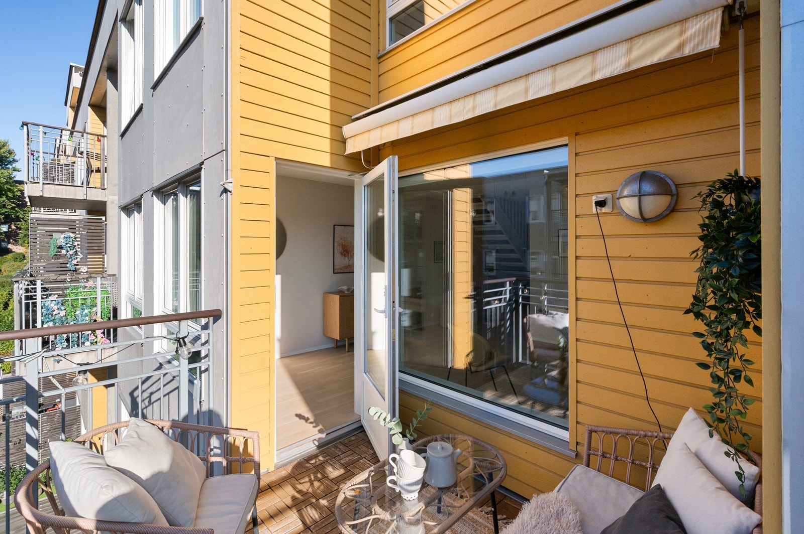 På sommerstid oppleves balkongen som en naturlig forlengelse av stuen. Galleribilde