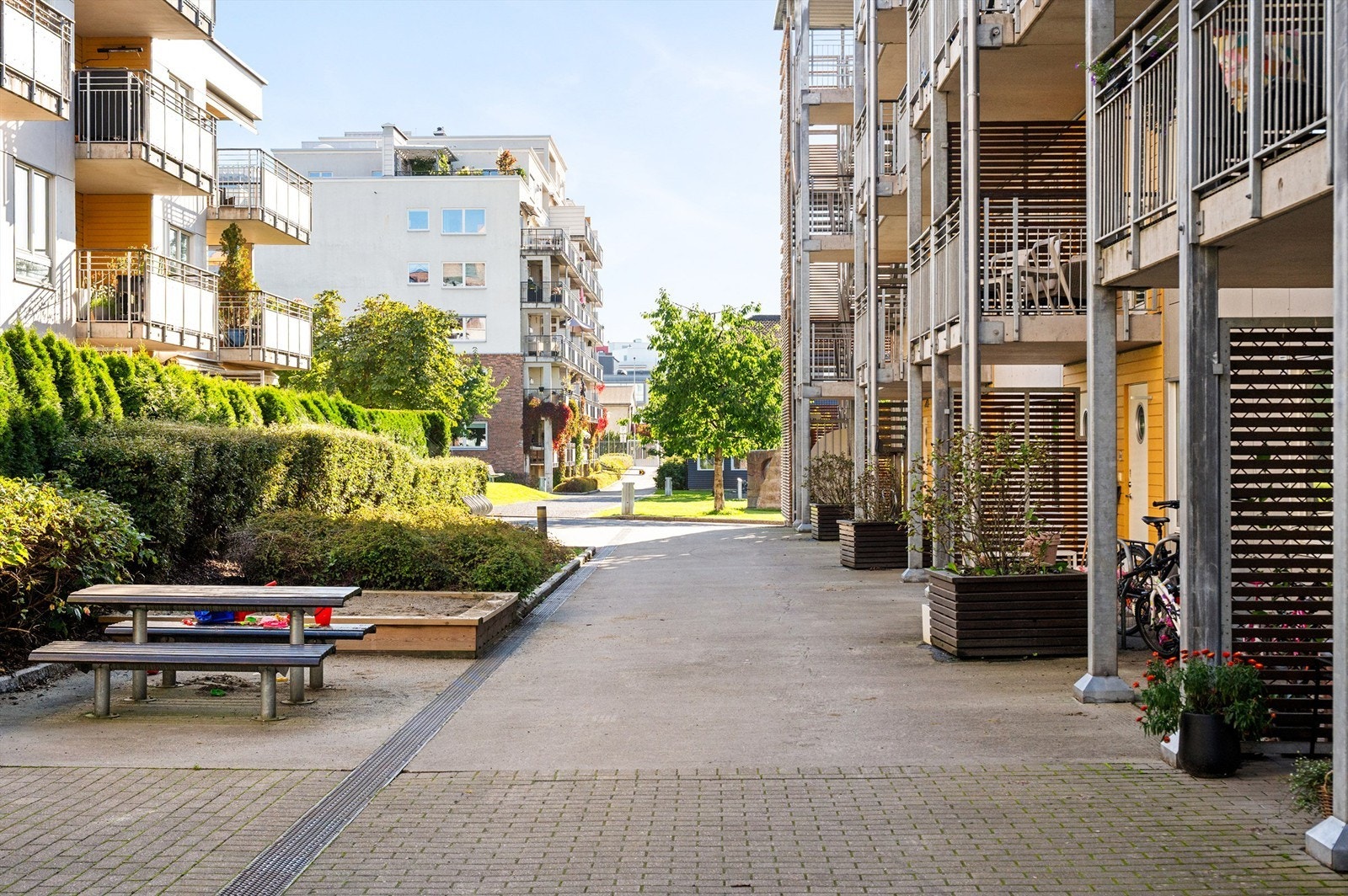 Pent opparbeidede fellesarealer med lekeplass og sittegrupper. Galleribilde