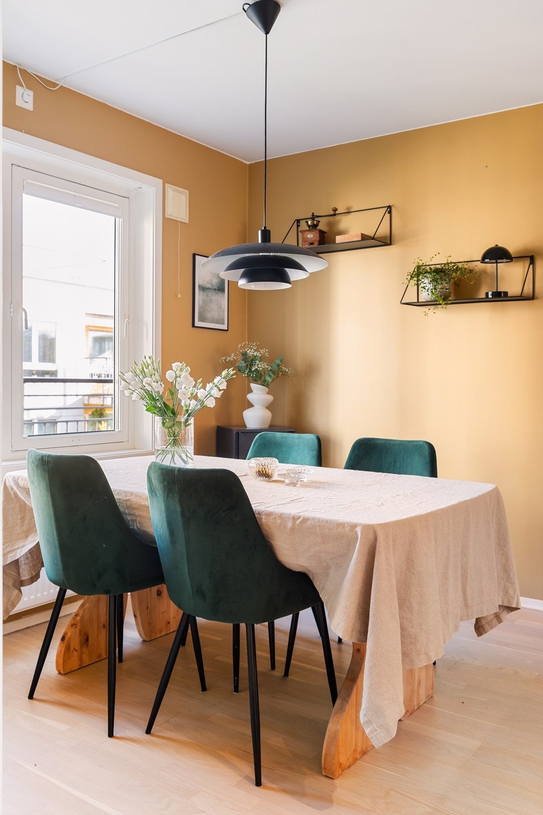 Vinduet ved spiseplassen gir godt med naturlig lys. Galleribilde