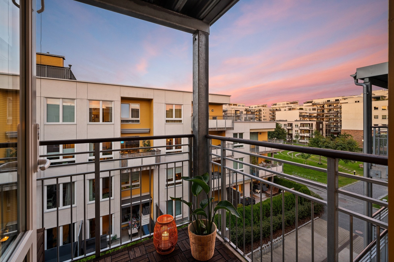 Fra den øvre balkongen har du fin utsikt over nærområdet. Galleribilde