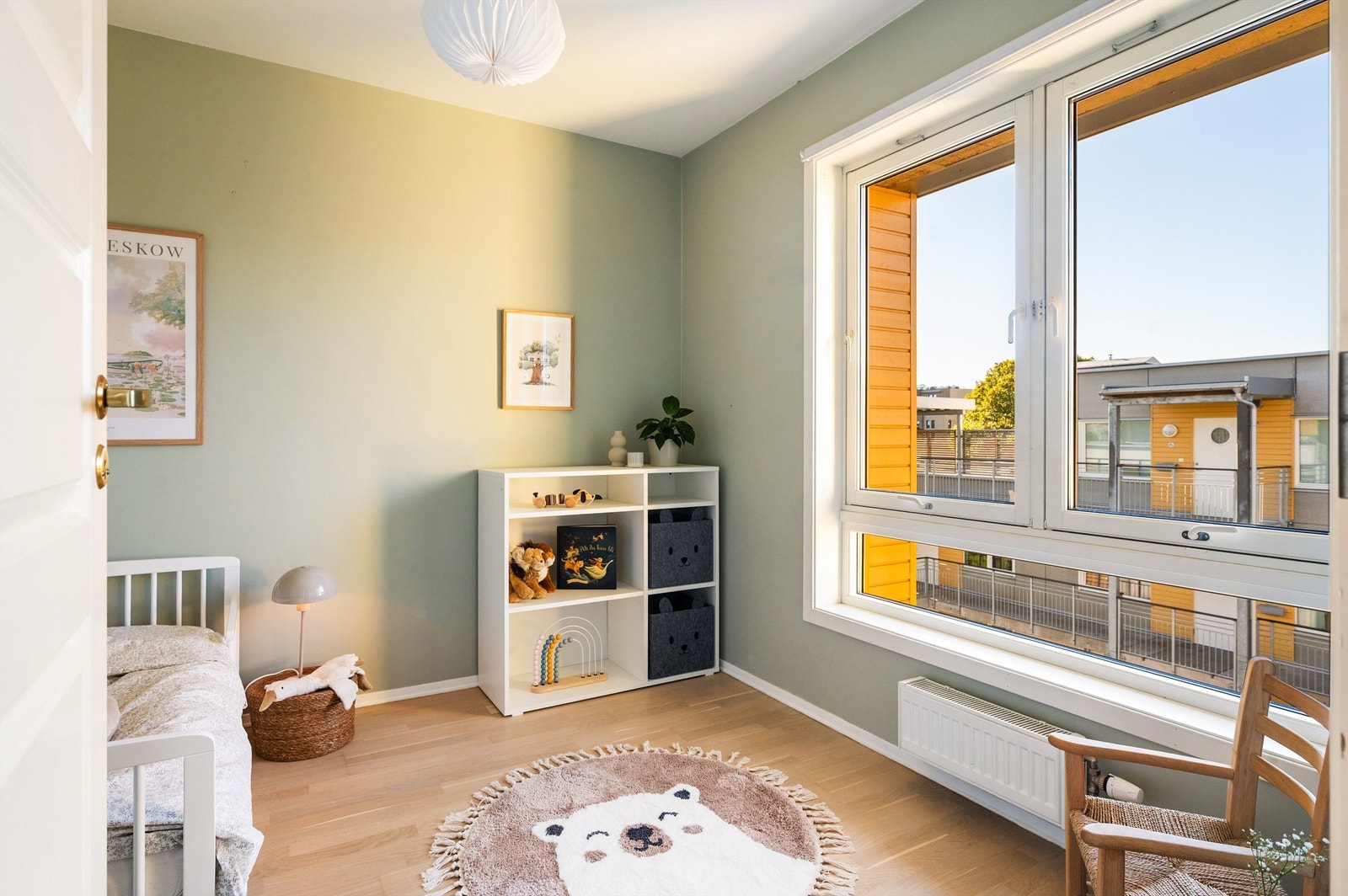 Lyst og trivelig soverom med god plass til seng og ønsket møblement. Galleribilde