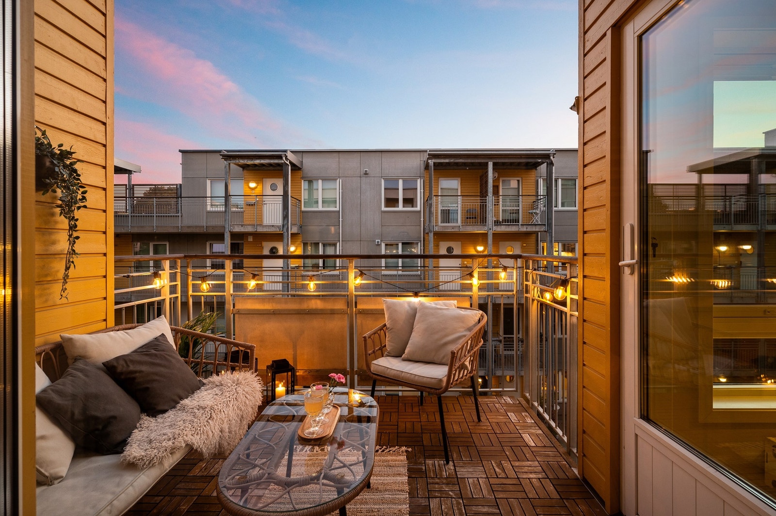 Attraktiv 5-roms townhouseleilighet over 2 plan med 2 balkonger og biloppstillingsplass i oppvarmet garasjeanlegg i kjeller. Galleribilde