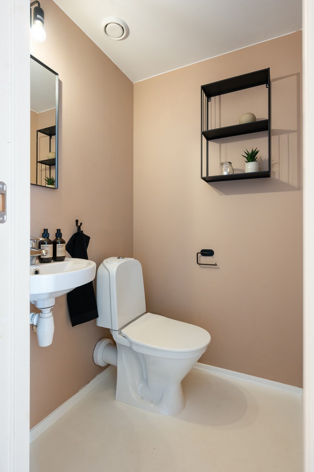 Praktisk gjestetoalett i første etasje, lett tilgjengelig fra entré og stue. Galleribilde