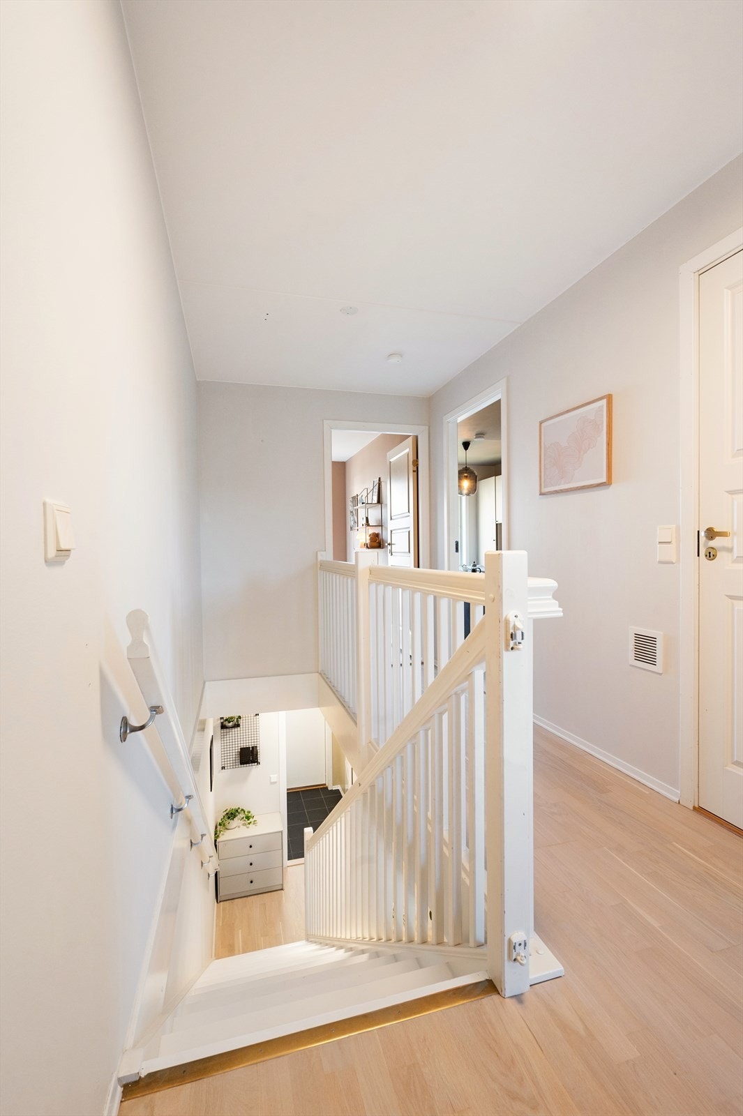 Gang i andre etasje som fordeler tilgang til bad og fire soverom. Galleribilde