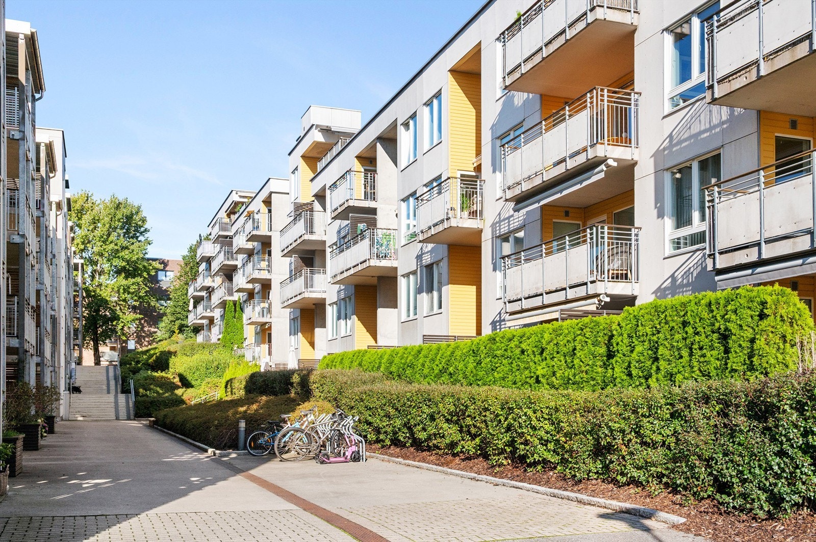 Sykkelparkering er tilgjengelig både ute og innendørs, i tillegg til innendørs barnevognparkering. Galleribilde