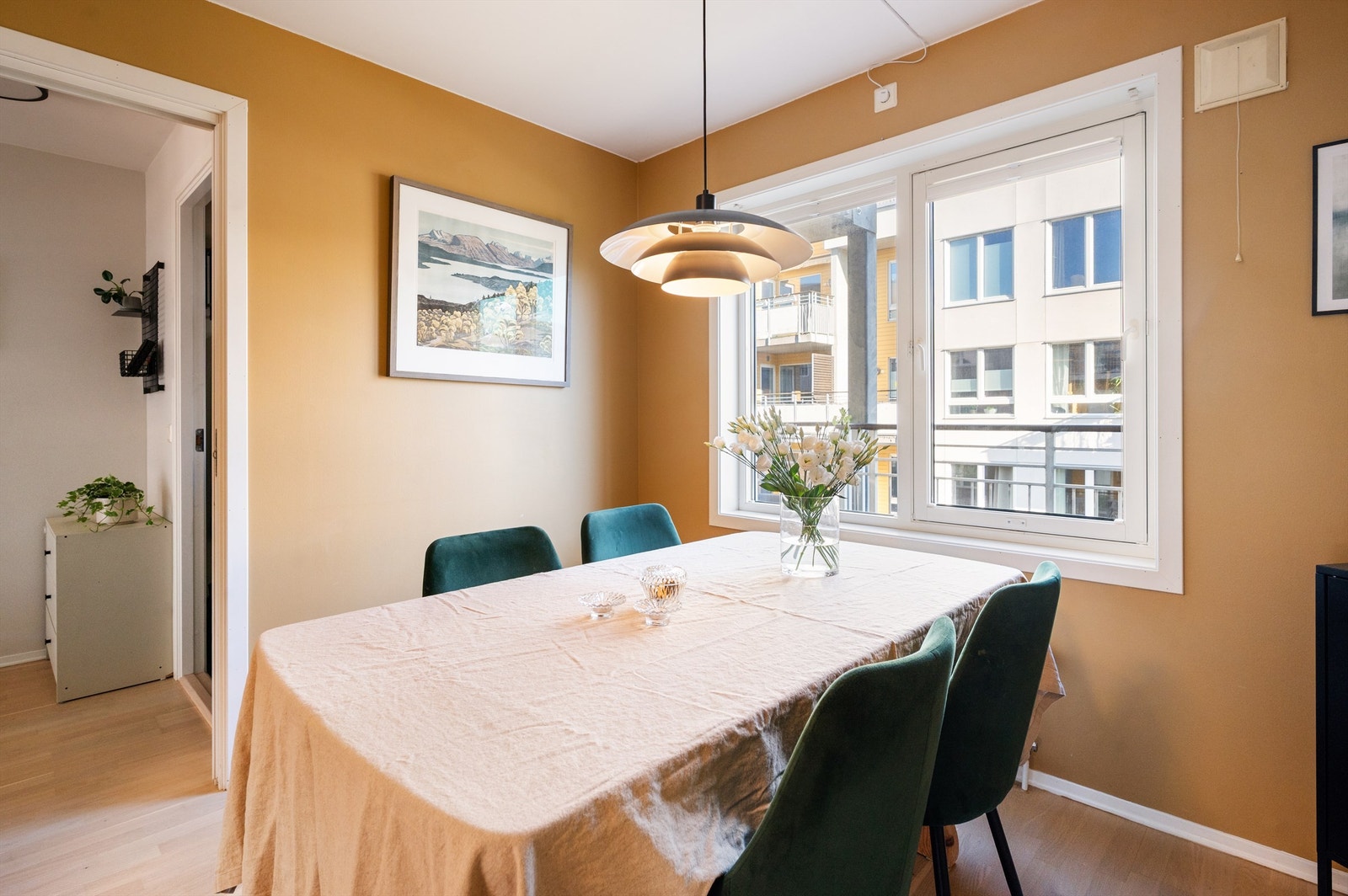 God plass til et stort spisebord der venner og familie kan inviteres på middager. Galleribilde