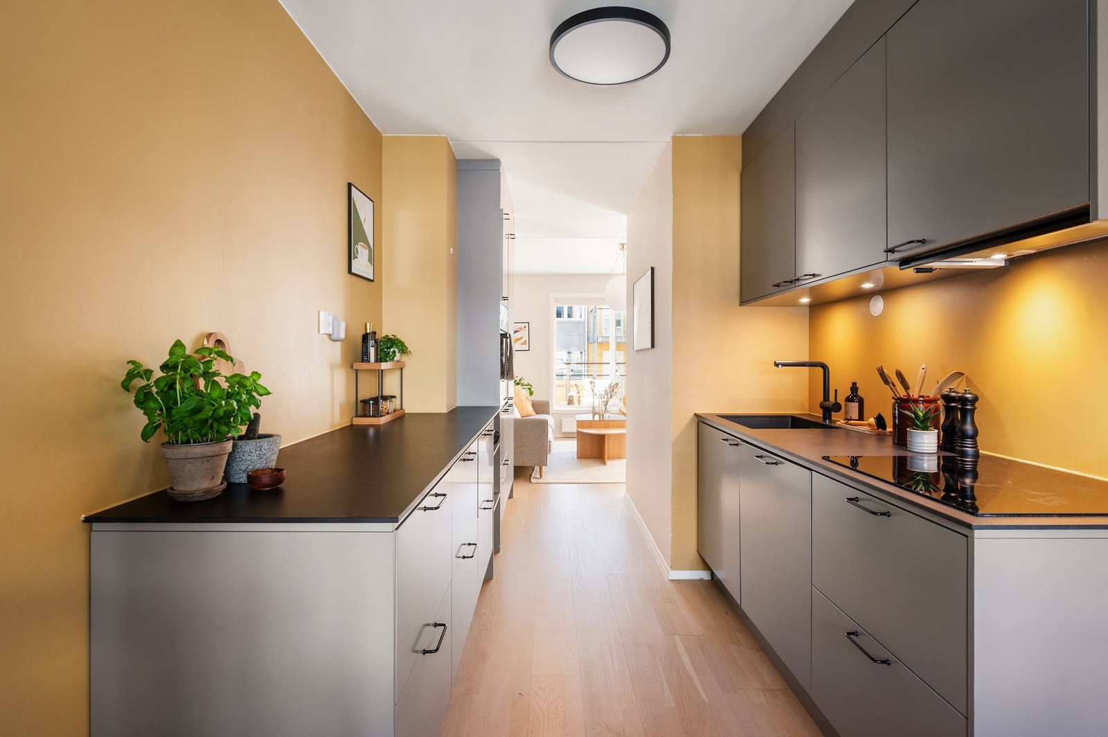 Moderne og funksjonelt kjøkken fra Epoq med rikelig av skap- og benkeplass. Hvitevarene er sømløst integrert i innredningen og består av kjøl-/fryseskap, oppvaskmaskin, induksjonstopp og stekeovn. Galleribilde