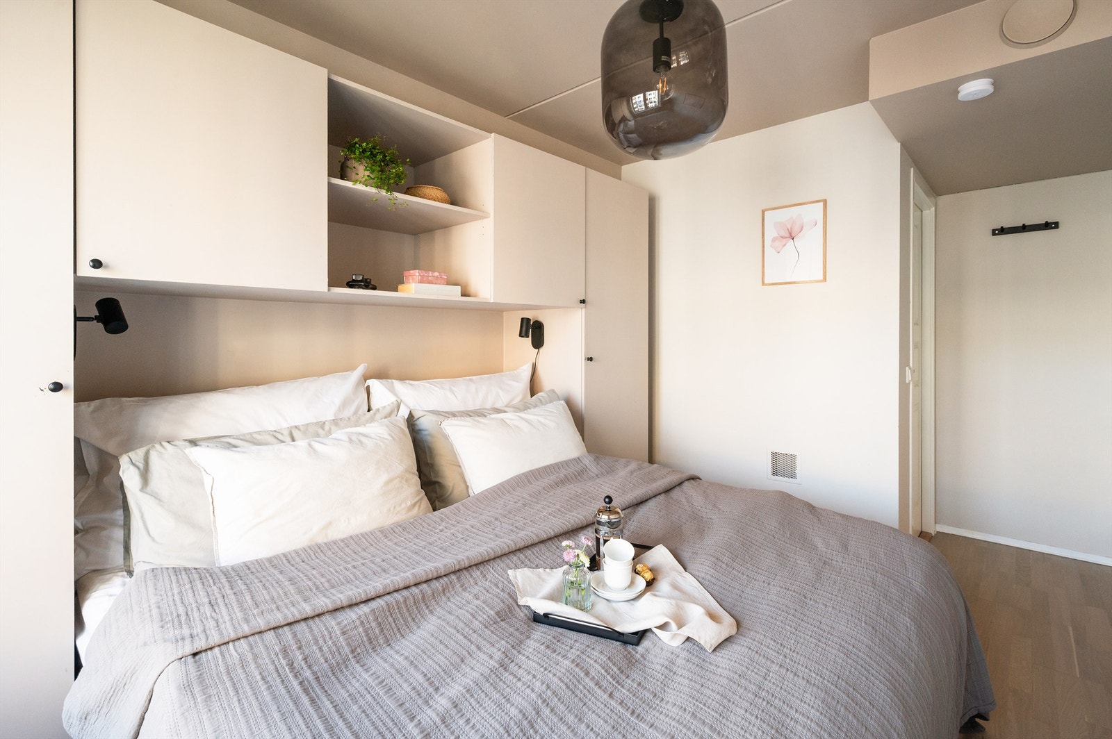 Her får du en praktisk, plassbygget garderobeløsning som utnytter rommets høyde. Galleribilde