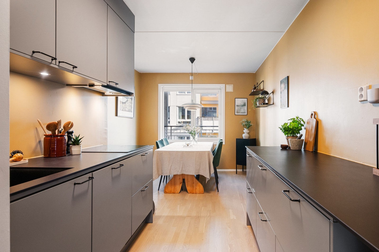 Kjøkkenet er praktisk utformet med to benkerader som gir en effektiv arbeidssone. Galleribilde