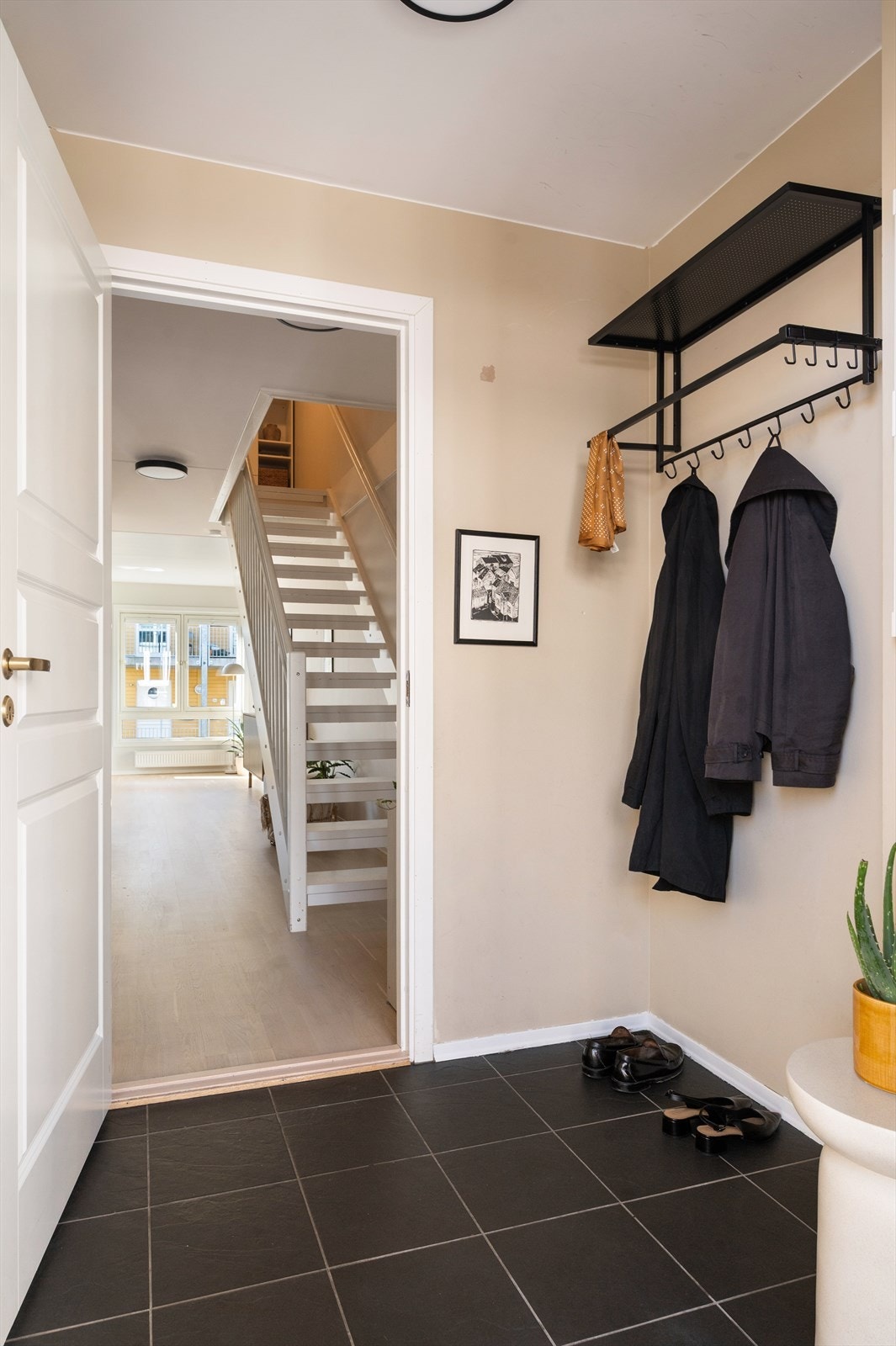 Entréen har god plass til å henge fra seg yttertøyet. Galleribilde