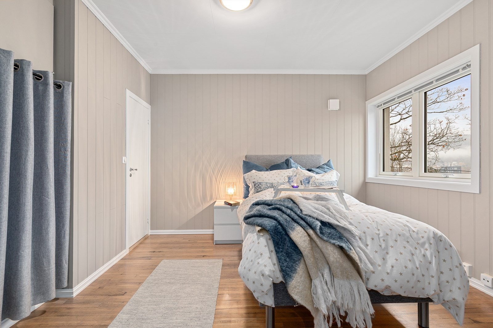 Rommet har plassbygget innredning for klesoppbevaring Galleribilde