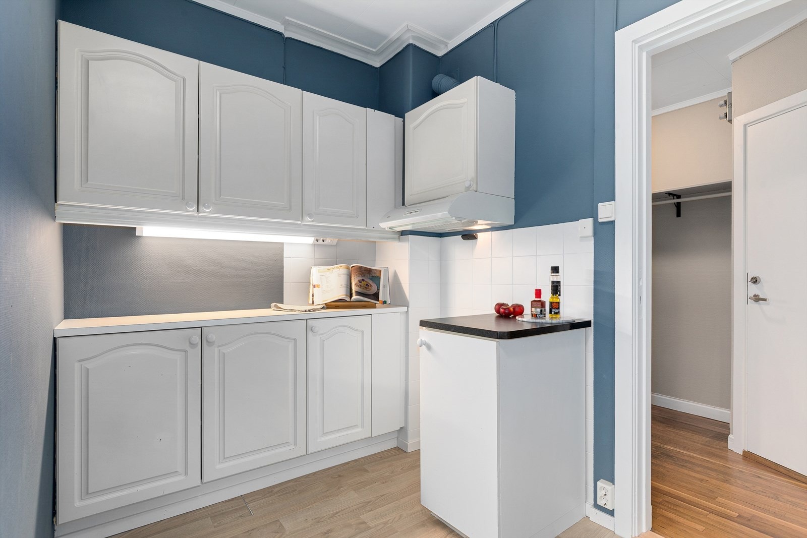 Kjøkkenet har plass for frittstående hvitevarer Galleribilde