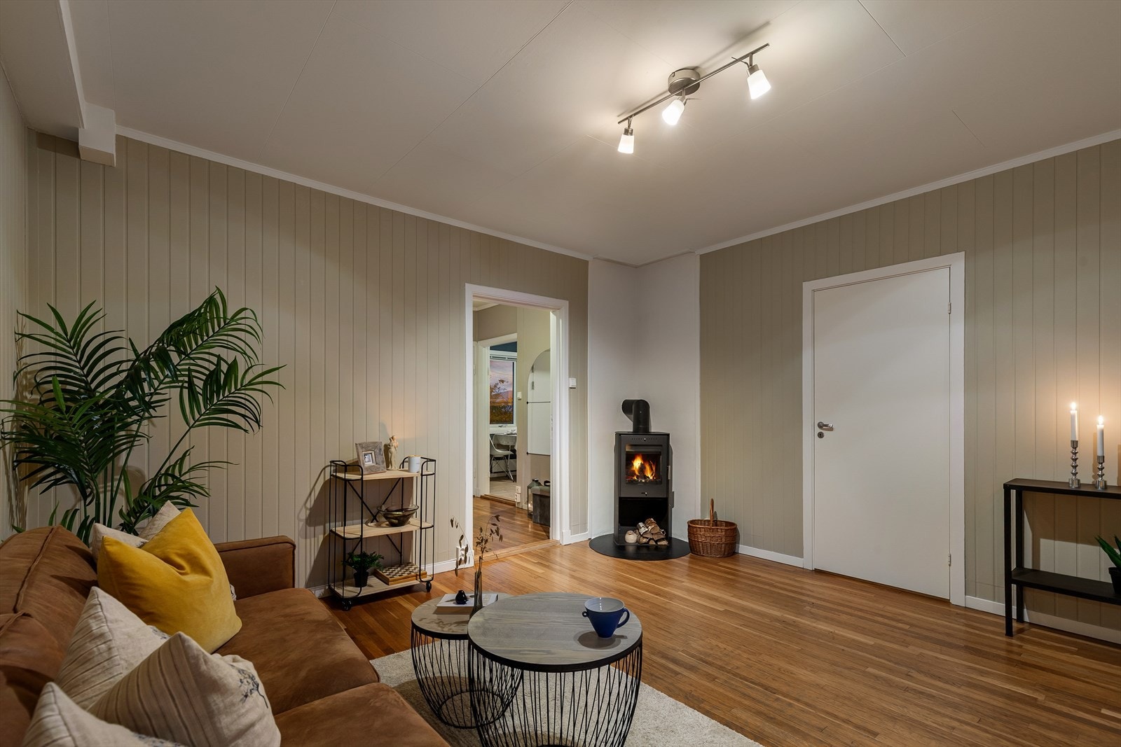 Videre fra hall kommer man inn til stue Galleribilde