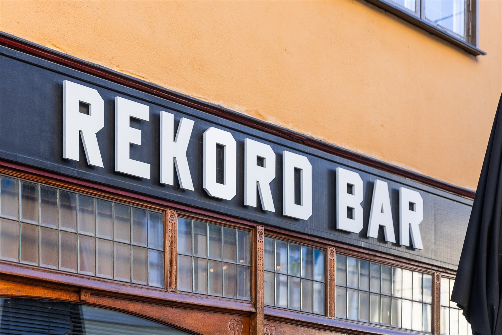 Tollbugata omtales ofte som Drammens lille Grünerløkka . På Rekord bar kan du spille shuffleboard eller delta på quizkveld som avholdes jevnlig Galleribilde