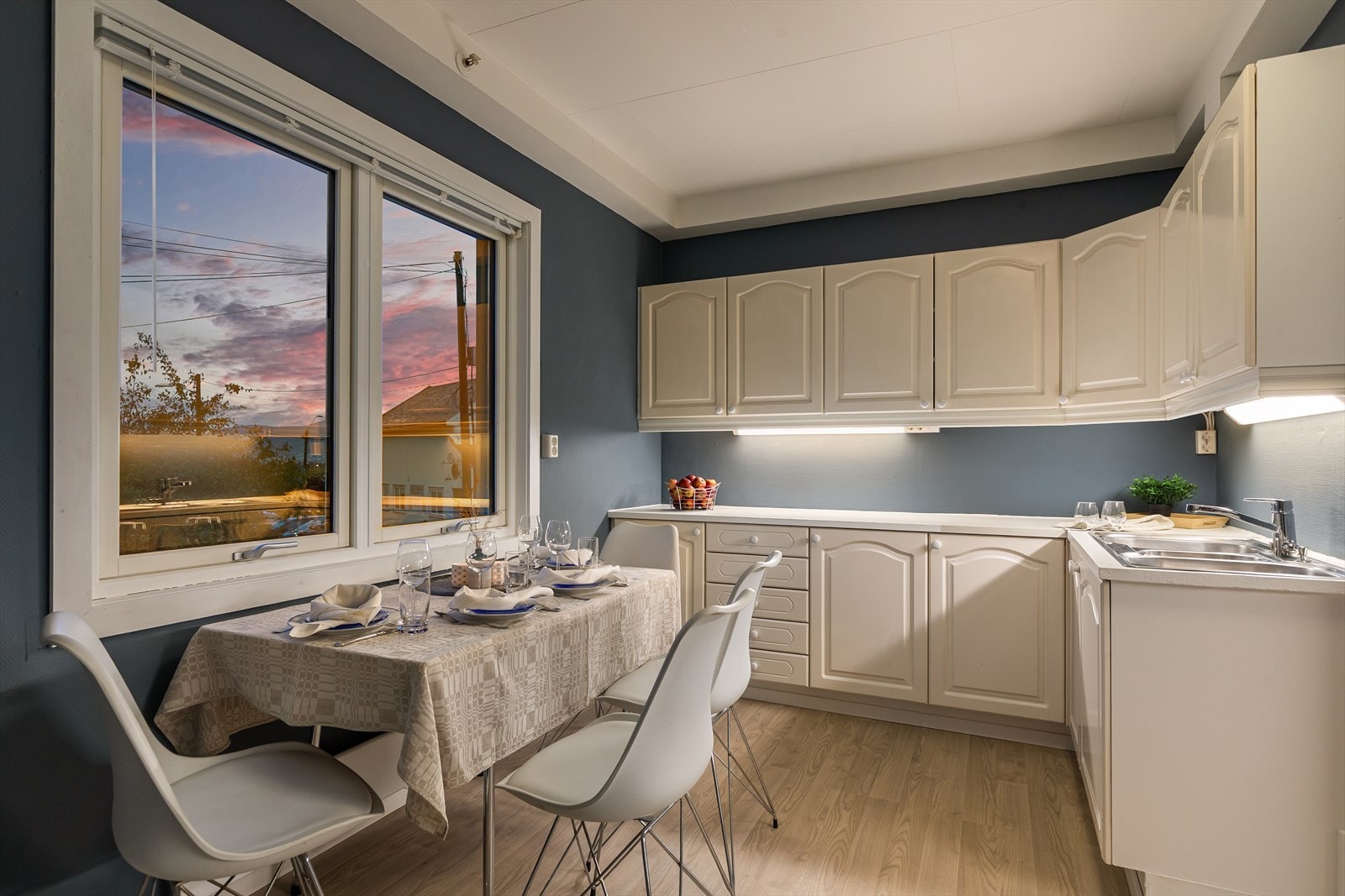 Leiligheten har en super planløsning, samt påkostet innvendig i 2025 med blant annet malte overflater, bad, utbedring av el-anlegg mm Galleribilde