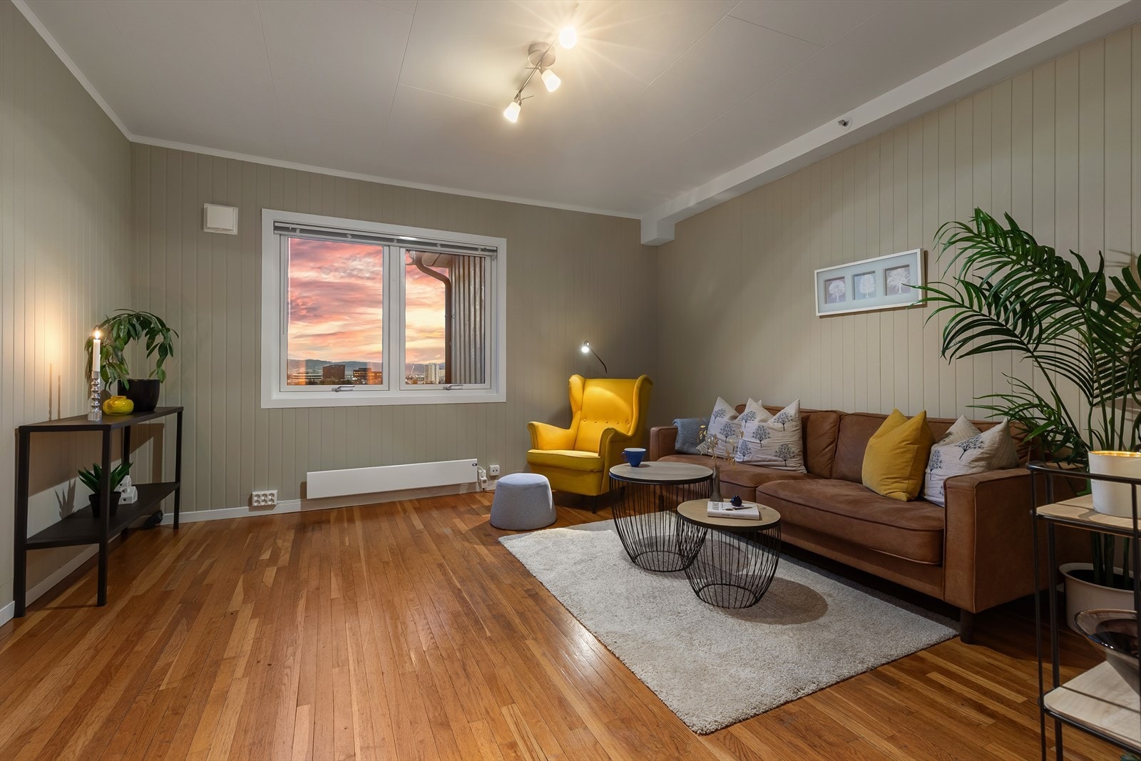 Stuen er meget koselig - og på kveldstid kan man nyte utsikten og flammene fra peisovnen Galleribilde