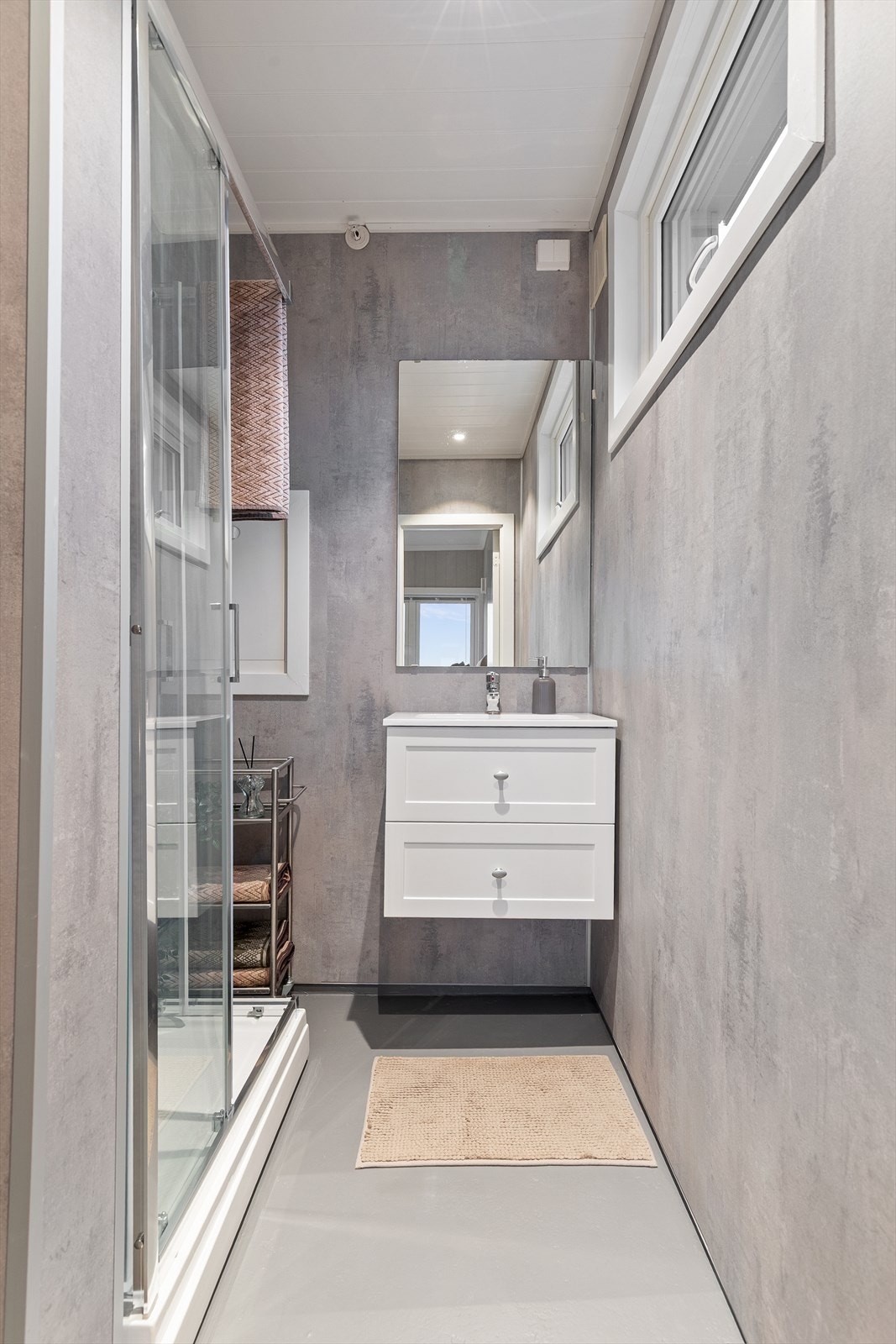 Badet er oppusset i 2025 med nye veggplater og ny membran, vannrør, lys og el-anlegg, samt dusj og innredning Galleribilde