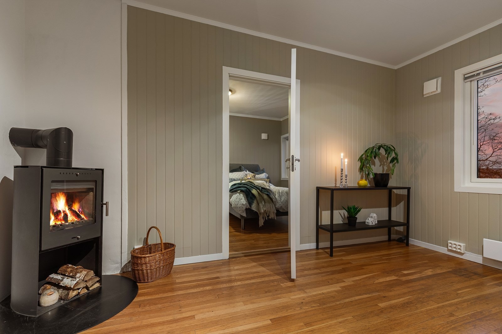 Fra stuen er det adkomst til soverommet Galleribilde