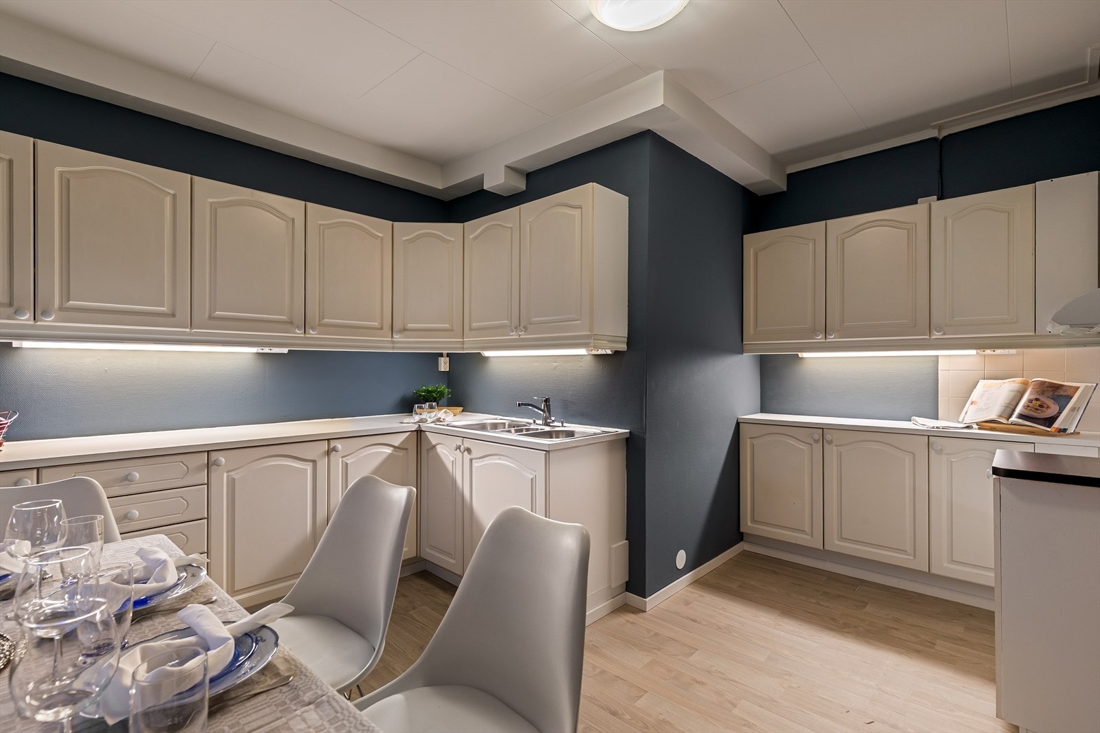 Innredningen er rikholdig med godt med skap- og skuffeplass Galleribilde