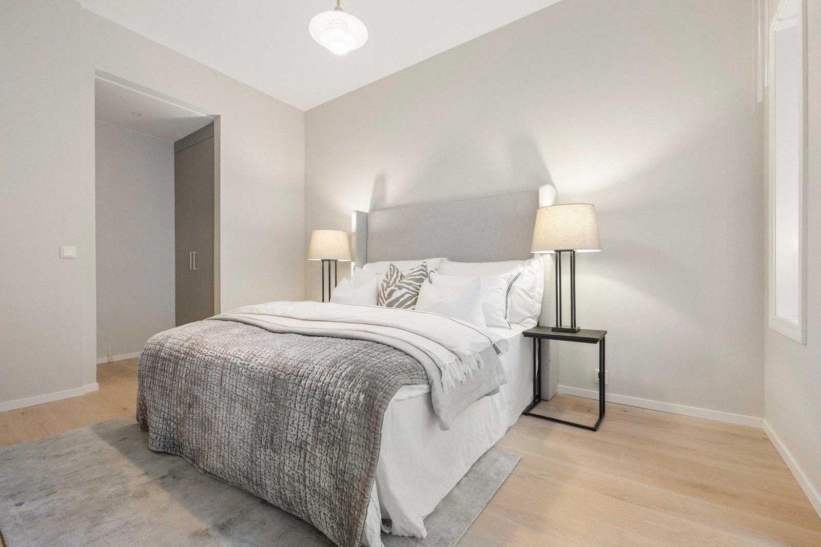 Her er det god plass til en stor seng med tilhørende nattbord på hver side samt supplerende møblement etter ønske. Galleribilde