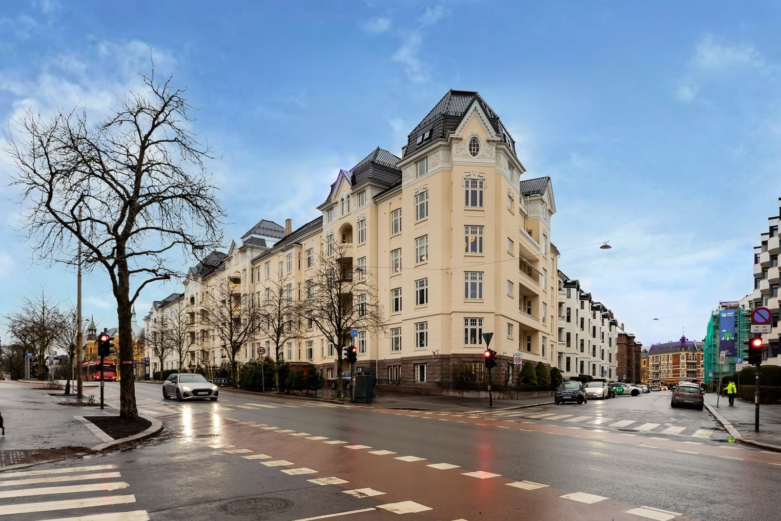 Resultatet er en bolig med funksjonell planløsning, betydelig komfort og særdeles god romfølelse - alt med en diskret, eksklusiv atmosfære som inviterer til kvalitetsliv hver dag. Galleribilde