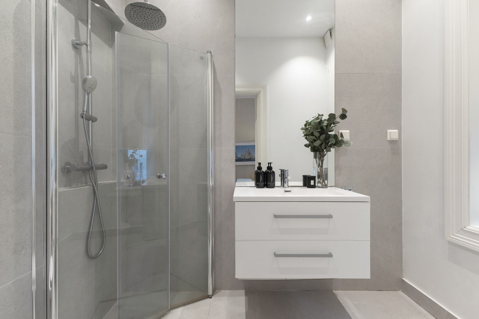 Stilsikkert baderom med moderne fliser, dusj og flotte detaljer. Et lyst og lekkert bad med gjennomført kvalitet. Galleribilde