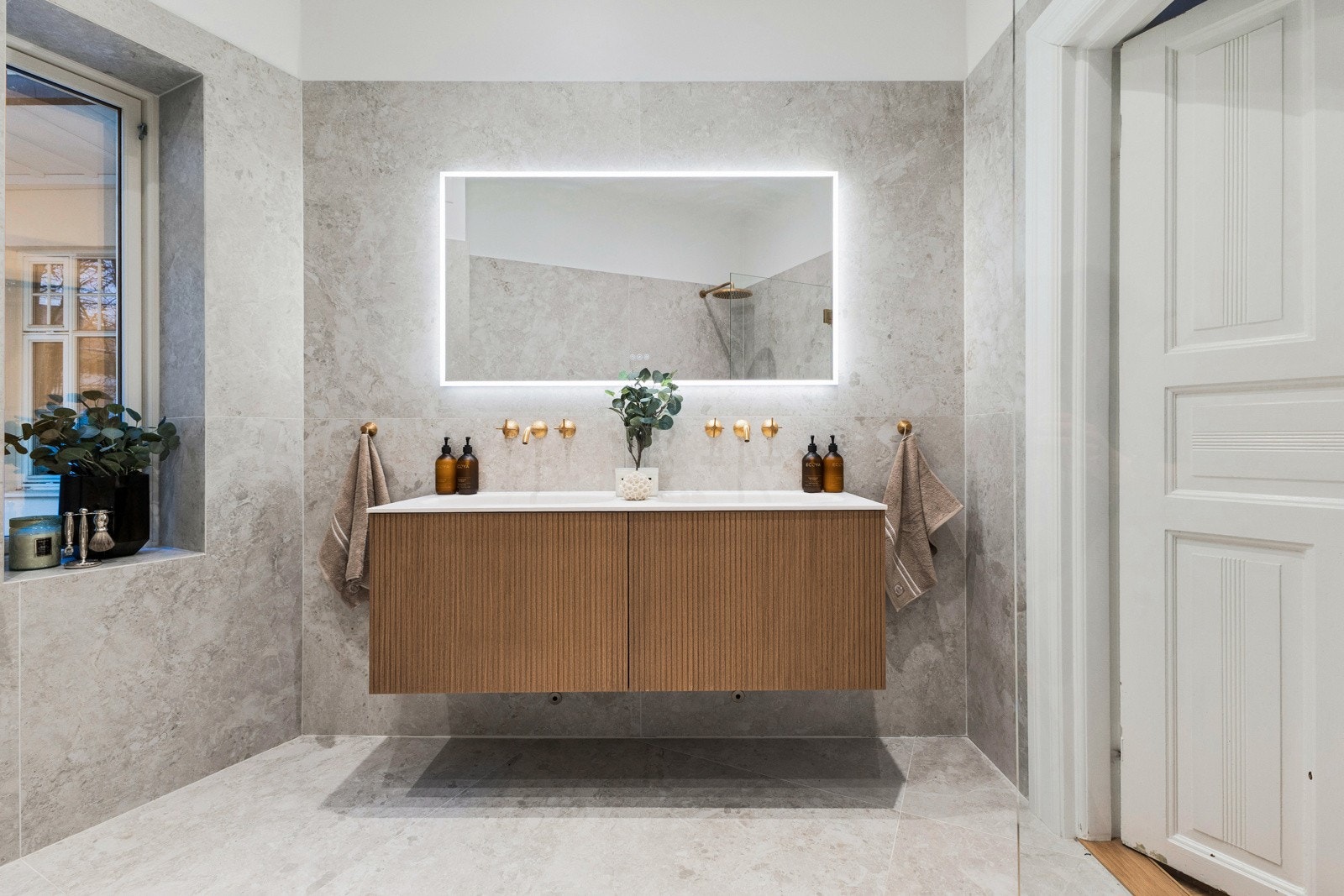 Spa?inspirert hovedbad med vakre fliser, eksklusive detaljer og generøs plass. Galleribilde