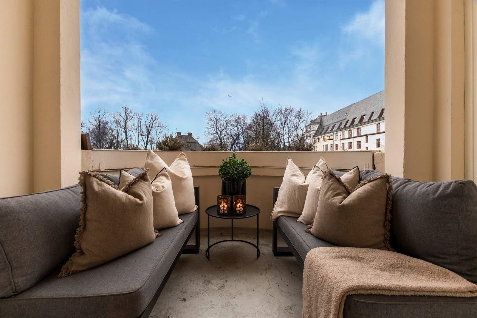 Stemningsfull stuebalkong med nydelig utsyn ? et ekstra rom i sommerhalvåret. Galleribilde