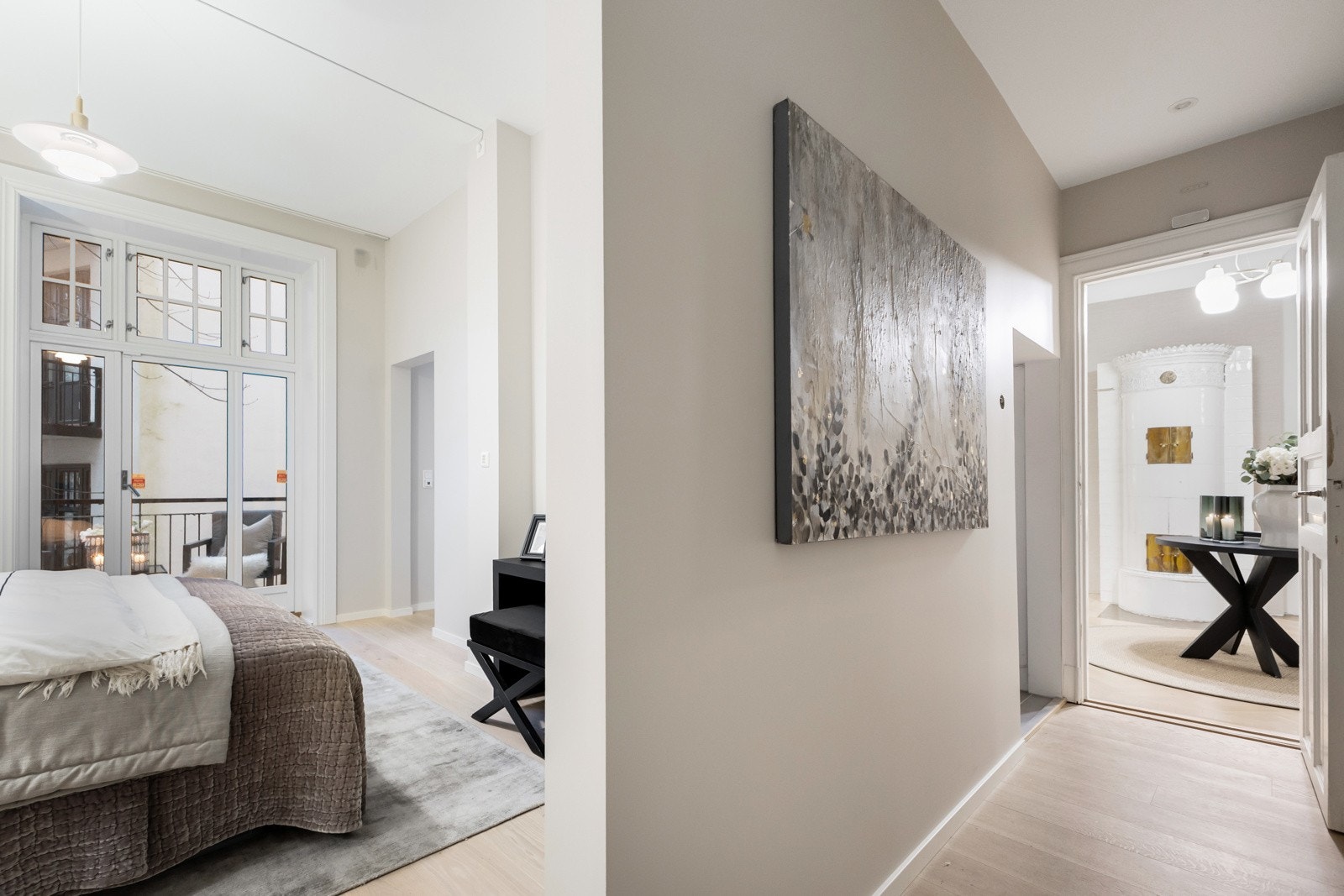 Hovedsoverommet er som en hotellsuite ? romslig, rolig og utsøkt gjennomført. Galleribilde