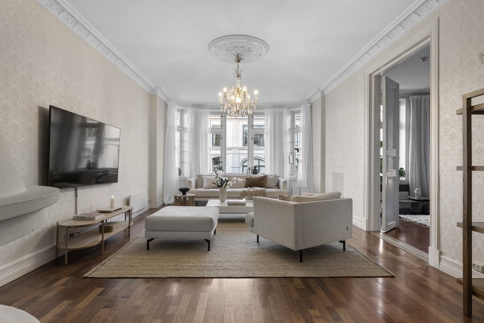 Klassiske detaljer som stukkatur, rosett, samt originale doble fløydører Galleribilde