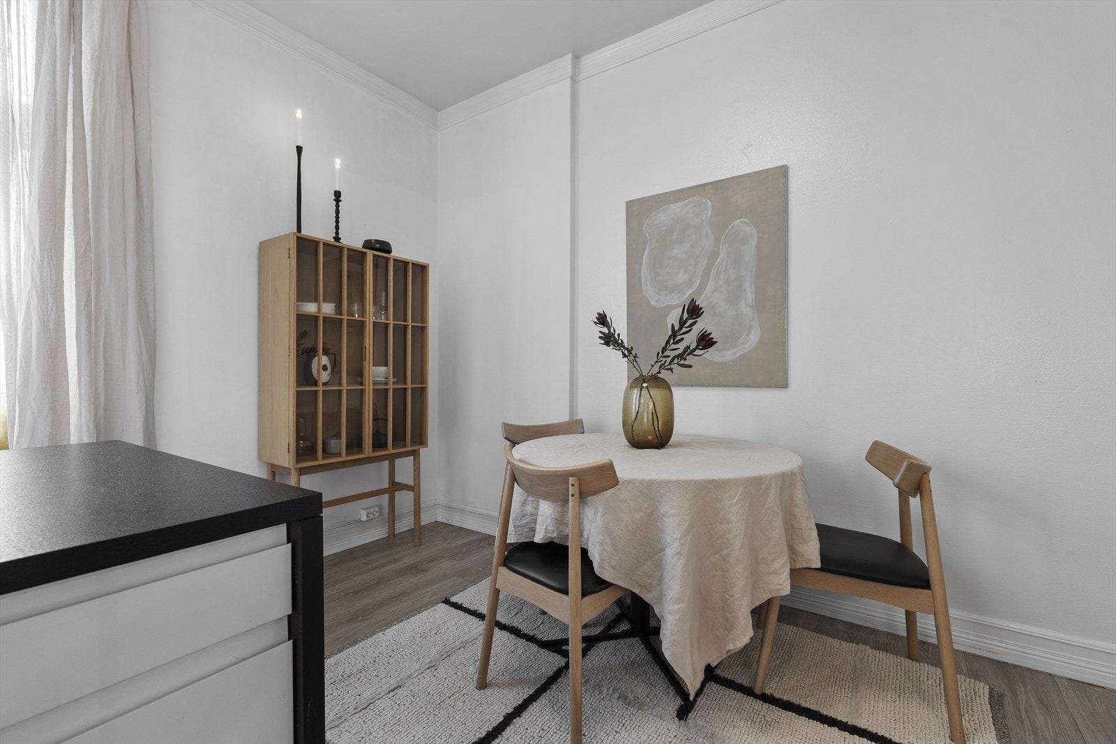 Romslig kjøkken med spiseplass Galleribilde