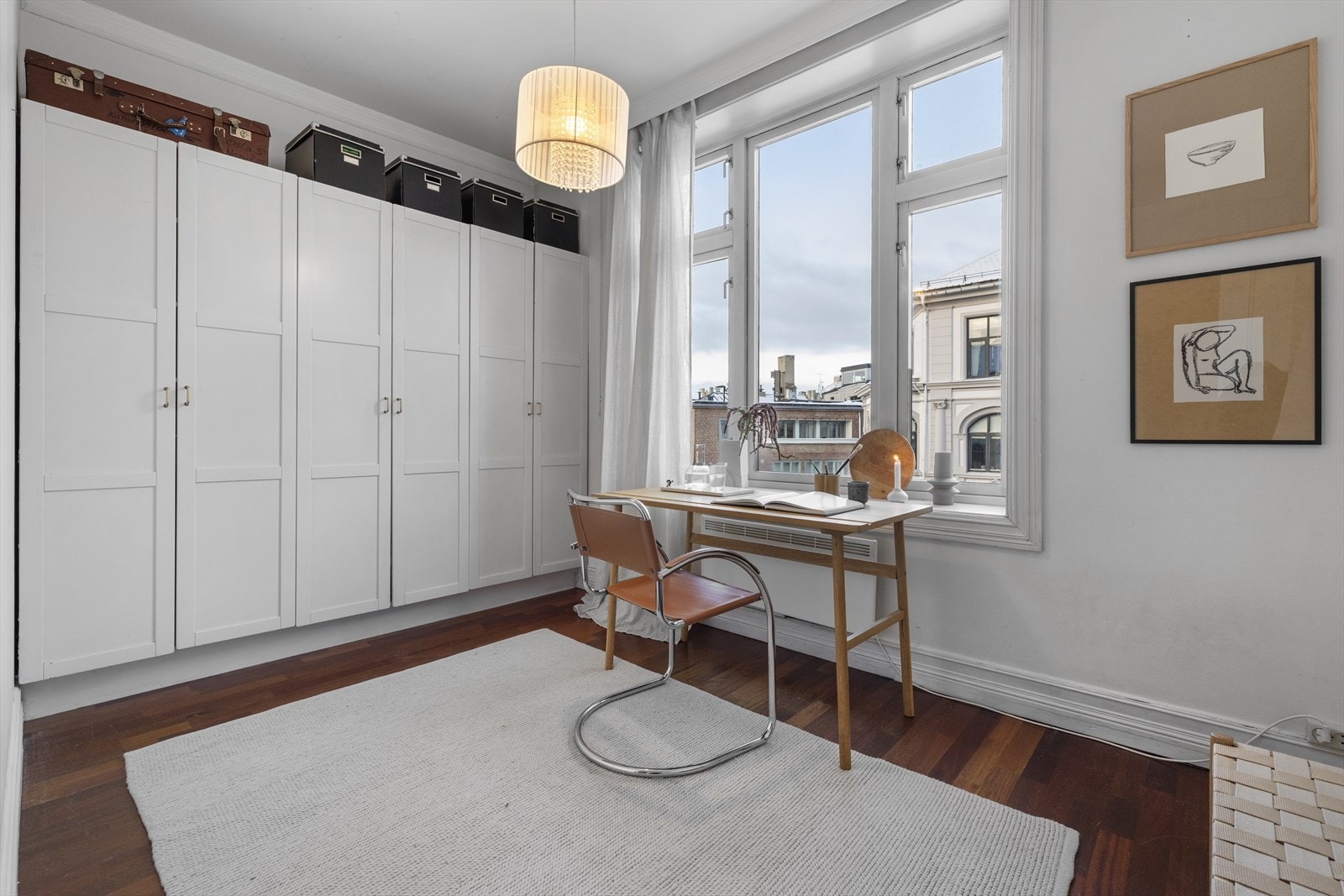 Soverom 2 med tre doble garderobeskap Galleribilde