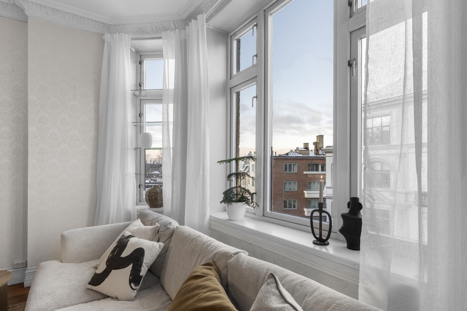 Karnapp i stue med flott utsikt mot vest Galleribilde