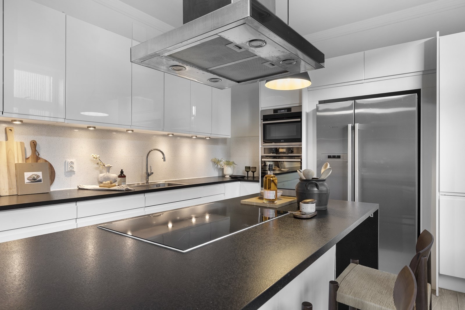 Medfølgende hvitevarer som integrert stekeovn, micro, oppvaskmaskin, bred induksjonstopp, samt frittstående side-by-side kjøleskap Galleribilde