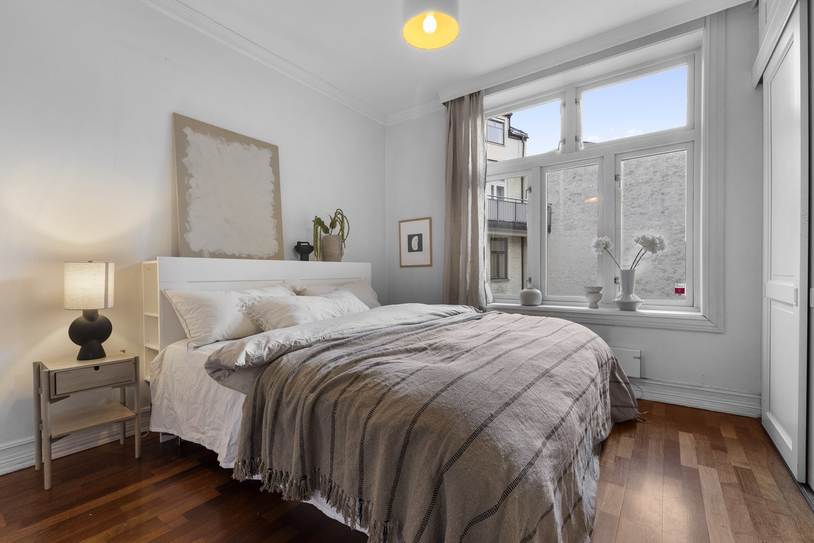 Hovedsoverom vender ut mot indre gårdsrom Galleribilde