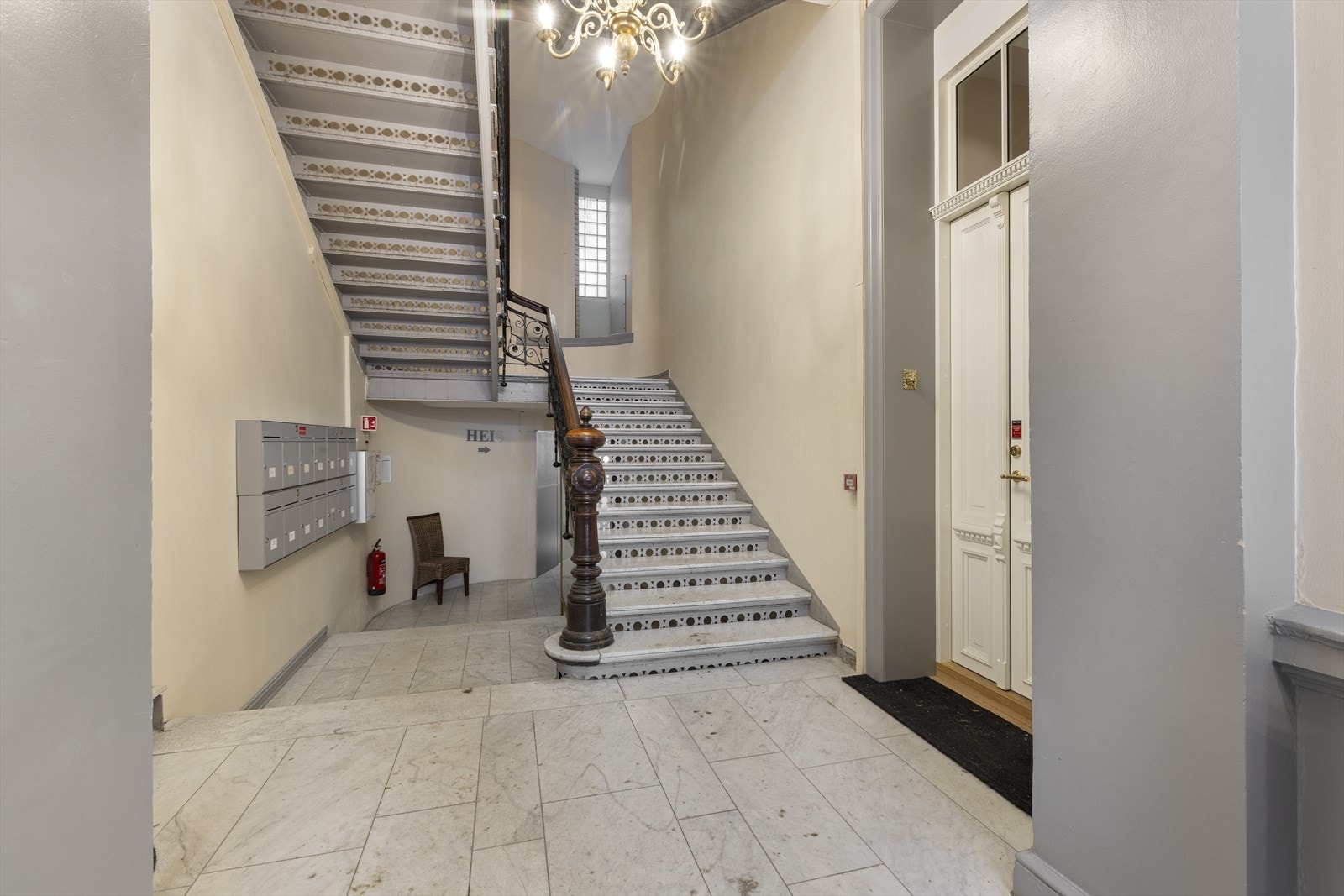 Romslig felles trappegang. Det er installert røykvarslingssystem i hele sameiet som rapporterer direkte til brannvesenet Galleribilde